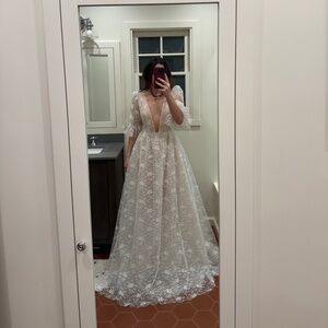 NEVER BEEN WORN BERTA LA WEDDING DRESS